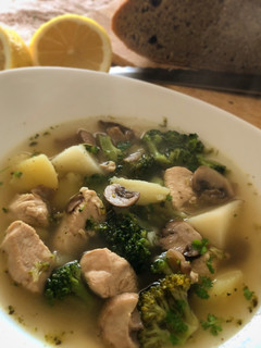 Una foto de Sopa de pollo, brocoli y setas