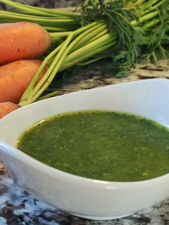 Una foto de Salsa Mery con las hojas verdes de la zanahoria