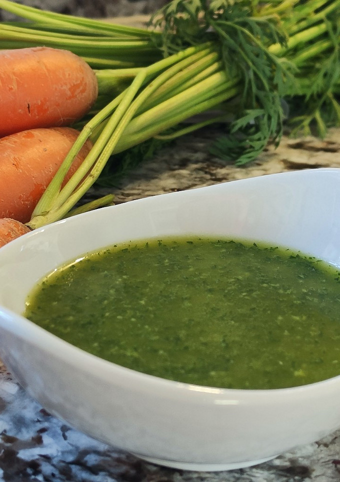 Una foto de Salsa Mery con las hojas verdes de la zanahoria