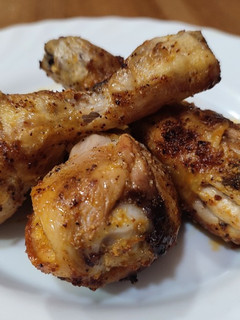 Una foto de Muslos de pollo en air fryer
