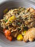 Mie-Nudeln, Gemüse mit Curry-Hähnchen