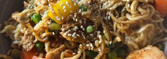 Mie-Nudeln, Gemüse mit Curry-Hähnchen