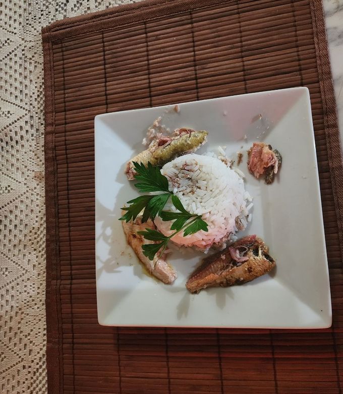 Una foto de Arroz con sardinas