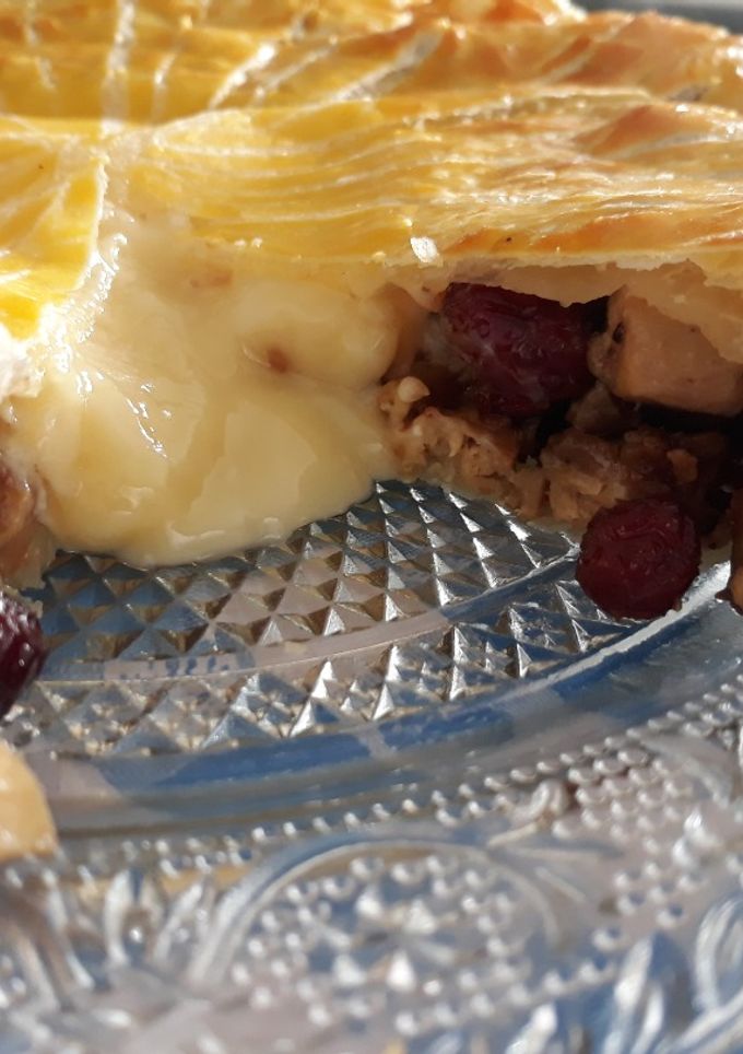 Una foto de Pithivier de pollo y pimienta rosa