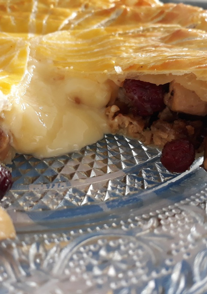 Una foto de Pithivier de pollo y pimienta rosa
