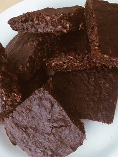 Una foto de Brownies de avena bajas calorías.- Sin harina.- Súper FÁCIL