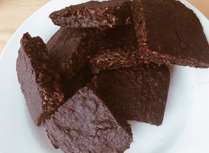 Una foto de Brownies de avena bajas calorías.- Sin harina.- Súper FÁCIL