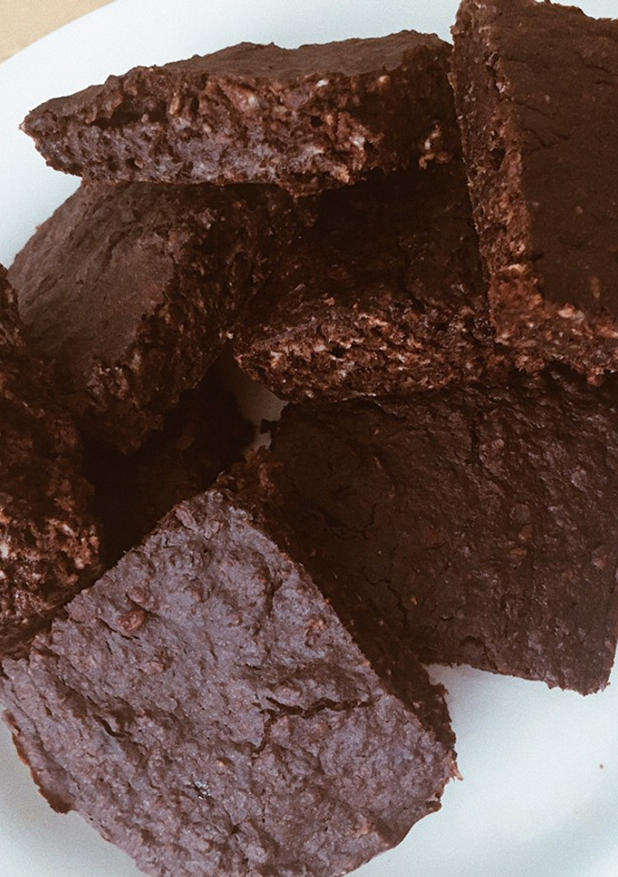 Una foto de Brownies de avena bajas calorías.- Sin harina.- Súper FÁCIL