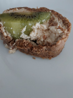 Una foto de Pastel frío de galleta, queso, plátano y kiwi