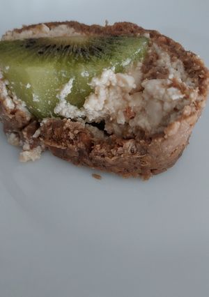 Una foto de Pastel frío de galleta, queso, plátano y kiwi