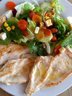 Una foto de Filete de pollo con ensalada