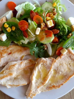 Una foto de Filete de pollo con ensalada