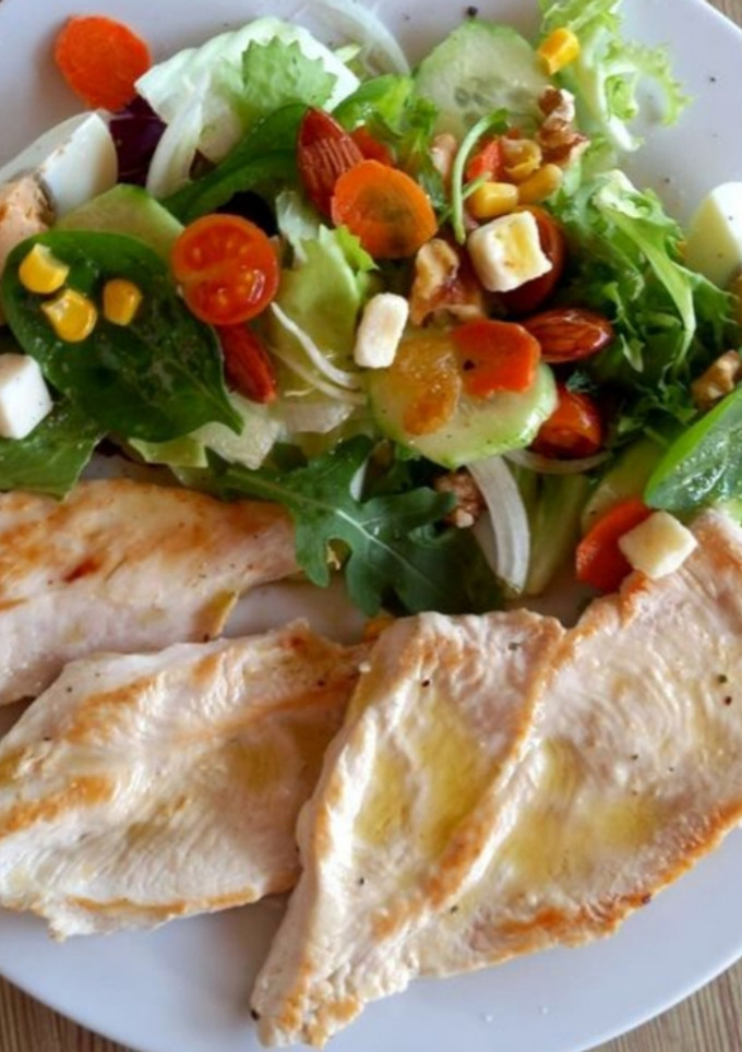 Una foto de Filete de pollo con ensalada