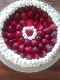 Una foto de Tarta de frutilla 🍓🍓 (sin manteca) y crema pasterera