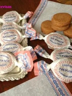 Una foto de Polvorones de turrón y chocolate