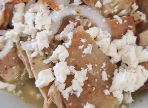 Una foto de Chilaquiles verdes con huevito