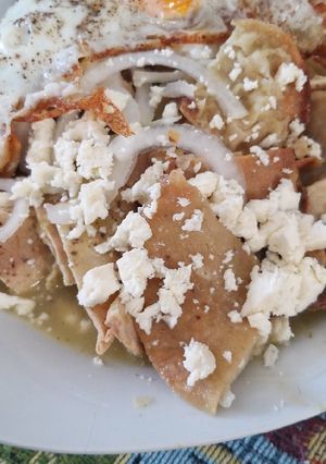 Una foto de Chilaquiles verdes con huevito