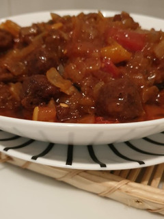 Una foto de Mini albóndigas de pescado en salsa de brenjena