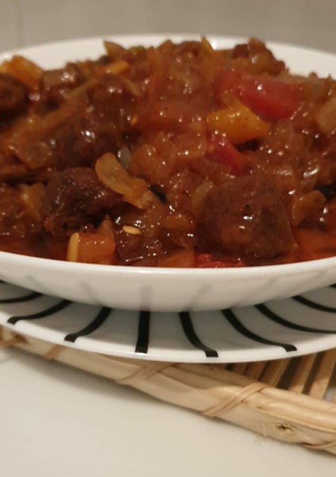 Una foto de Mini albóndigas de pescado en salsa de brenjena