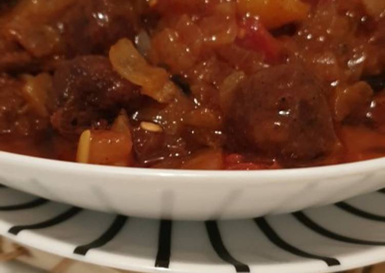 Mini albóndigas de pescado en salsa de brenjena