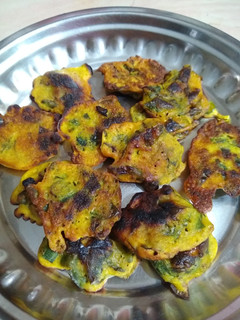 अरबी के पत्ते के पकौड़े (Arbi ke patte ke pakode recipe in hindi) रेसिपी मुख्य फोटो