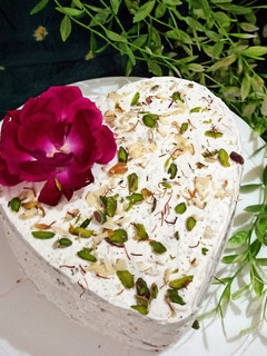 एगलेस ठंडाई केक (eggless thandai cake recipe in Hindi) रेसिपी मुख्य फोटो