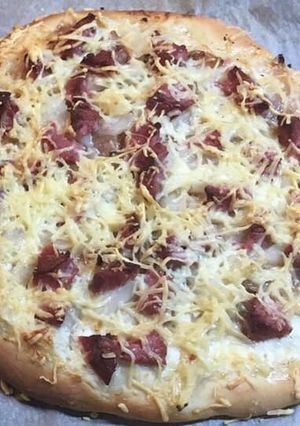 Une photo de Pizza aux asperges /saucisson à l’ail et crème