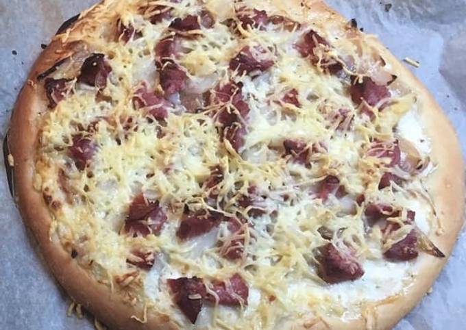 Recette Appétissante Pizza aux asperges /saucisson à l’ail et crème