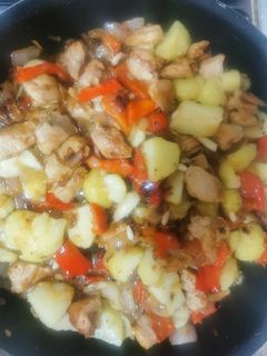 Una foto de Rustidera de pollo con patatas