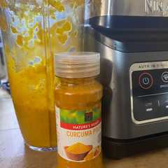 Una foto de Batido poderoso de cúrcuma 🧡✨👌🏼