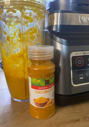 Una foto de Batido poderoso de cúrcuma 🧡✨👌🏼