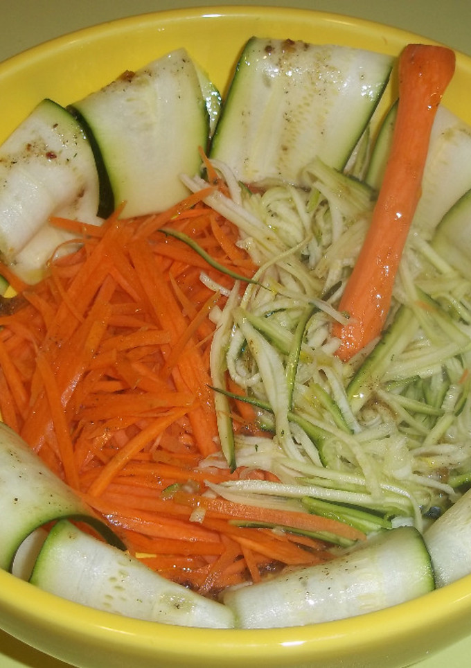 Una foto de Ensalada de calabacín y carlota