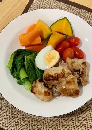 รูปของ ข้าวกล้องอกไก่ย่าง และผักต้ม