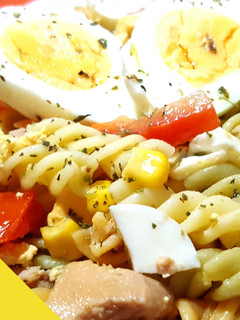 Una foto de Ensalada de pasta con atún y huevo