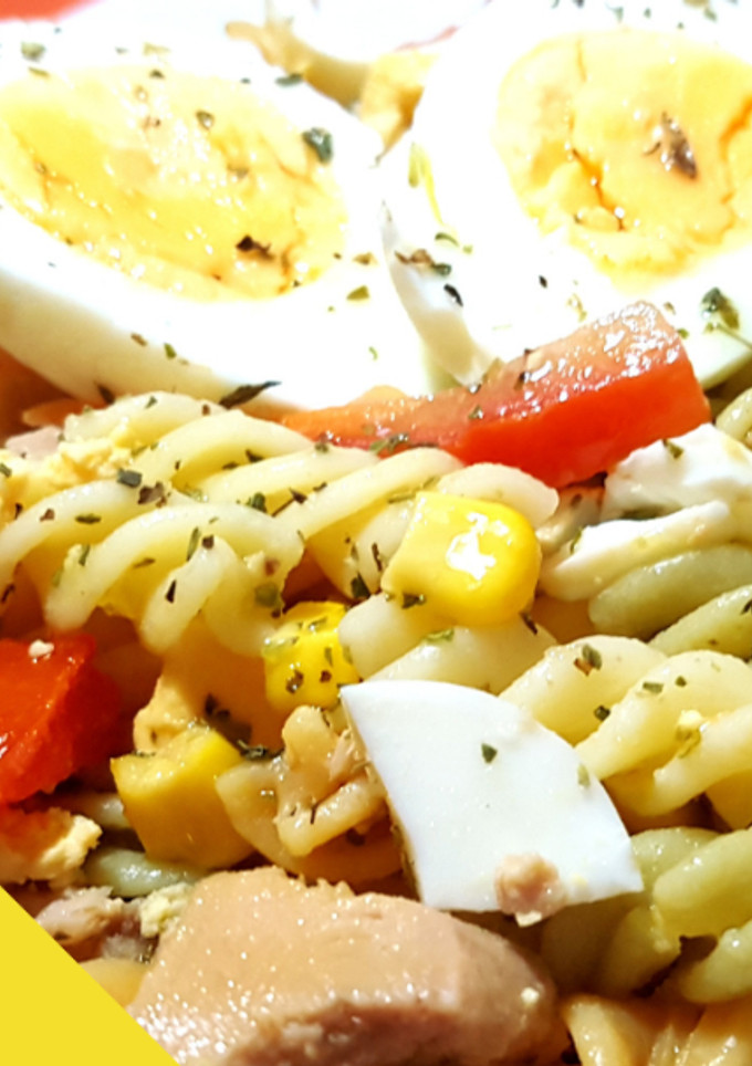 Una foto de Ensalada de pasta con atún y huevo