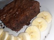 Una foto de pastel de chocolate con harina de caja