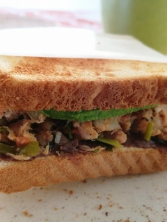 Una foto de Sándwich de atún a la mexicana 🥪