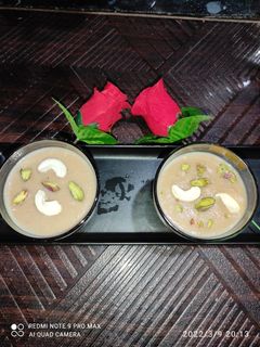 चिकू मिल्क शेक (Chikoo milk shake recipe in marathi) रेसिपी चे मुख्य फोटो