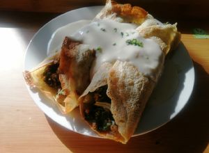 Una foto de Panqueques rellenos con acelga y salsa bechamel