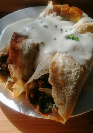Una foto de Panqueques rellenos con acelga y salsa bechamel