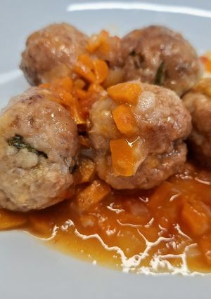Una foto de Albóndigas con salsa de zanahoria
