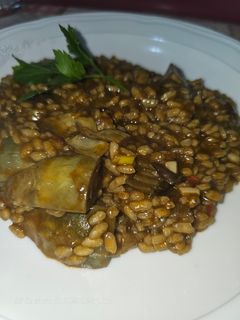 Una foto de Arroz meloso de alcachofas y conserva de pota en su tinta