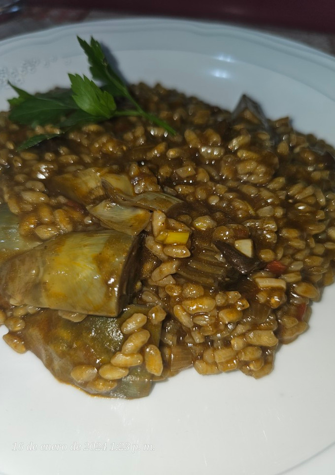 Una foto de Arroz meloso de alcachofas y conserva de pota en su tinta