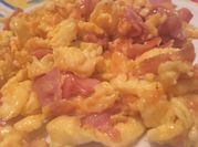Una foto de huevo revuelto con bacon
