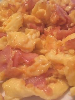 Una foto de Huevos revueltos con bacon y queso cheddar