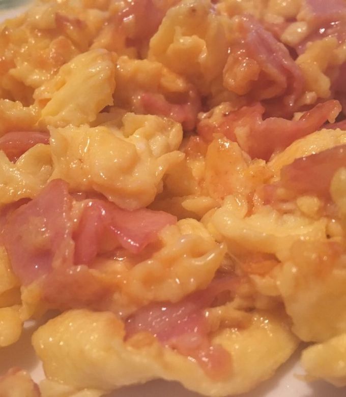 Foto principal de Huevos revueltos con bacon y queso cheddar