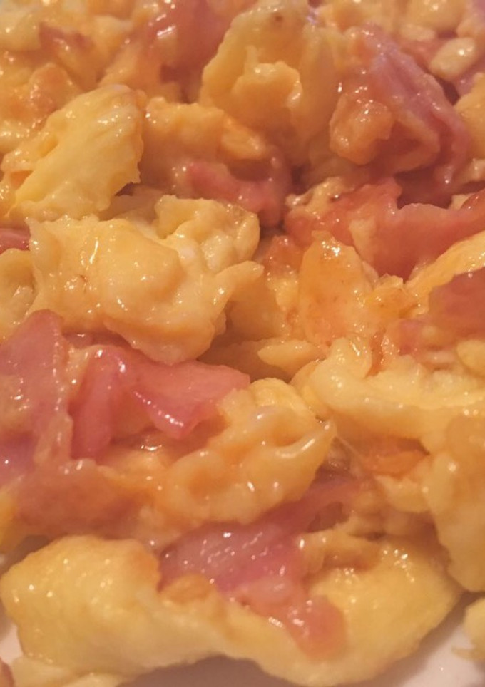 Una foto de Huevos revueltos con bacon y queso cheddar