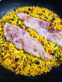 Una foto de Arroz con pavo al ajillo