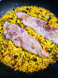 Una foto de Arroz con pavo al ajillo