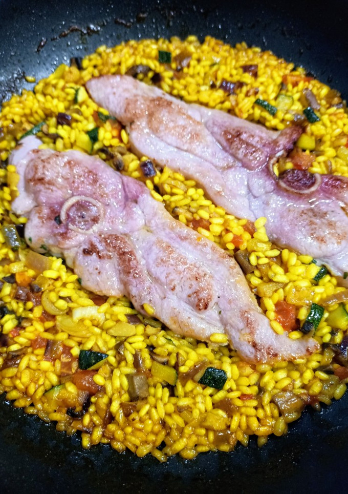 Una foto de Arroz con pavo al ajillo